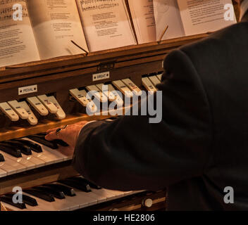 Ein Organist der Kirche bei der Arbeit spielen während einer Hochzeitszeremonie Stockfoto