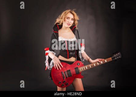 Charmante Blonde spielt e-Gitarre. Stockfoto