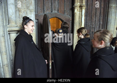 Wells Cathedral Choir Chorknaben vorbereiten Evensong am Ostersonntag in der Song-Schule in der Wells Cathedral. Stockfoto