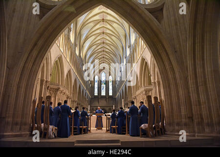 Wells Cathedral Chor probt für Abendandacht am Ostersonntag bei Wells Cathedral, großes Kirchenschiff. Stockfoto