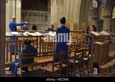 Wells Cathedral Chor probt für Abendandacht am Ostersonntag bei Wells Cathedral, großes Kirchenschiff. Stockfoto