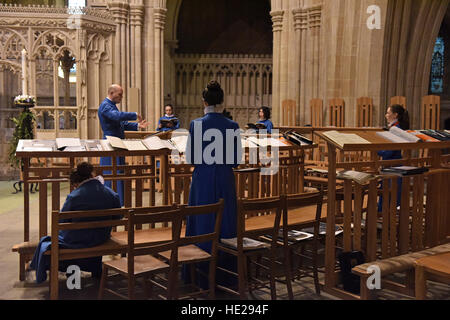 Wells Cathedral Chor probt für Abendandacht am Ostersonntag bei Wells Cathedral, großes Kirchenschiff. Stockfoto