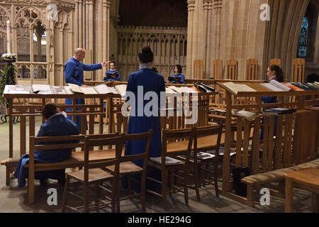 Wells Cathedral Chor probt für Abendandacht am Ostersonntag bei Wells Cathedral, großes Kirchenschiff. Stockfoto