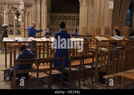 Wells Cathedral Chor probt für Abendandacht am Ostersonntag bei Wells Cathedral, großes Kirchenschiff. Stockfoto