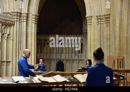 Wells Cathedral Chor probt für Abendandacht am Ostersonntag bei Wells Cathedral, großes Kirchenschiff. Stockfoto