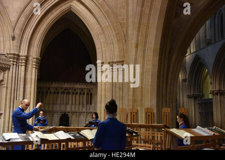 Wells Cathedral Chor probt für Abendandacht am Ostersonntag bei Wells Cathedral, großes Kirchenschiff. Stockfoto