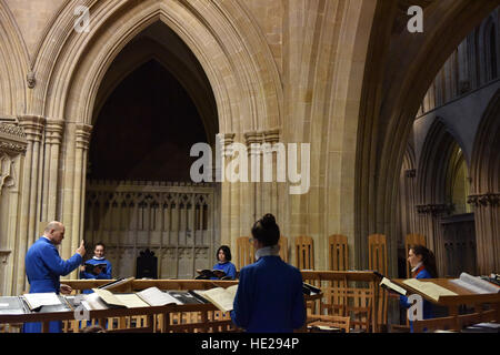 Wells Cathedral Chor probt für Abendandacht am Ostersonntag bei Wells Cathedral, großes Kirchenschiff. Stockfoto