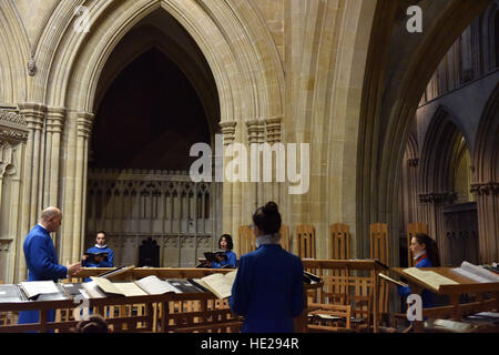 Wells Cathedral Chor probt für Abendandacht am Ostersonntag bei Wells Cathedral, großes Kirchenschiff. Stockfoto