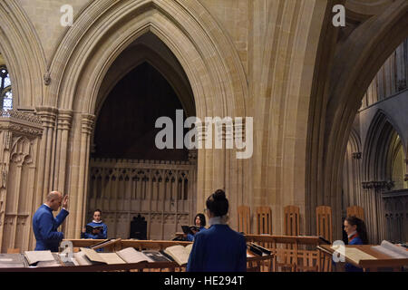 Wells Cathedral Chor probt für Abendandacht am Ostersonntag bei Wells Cathedral, großes Kirchenschiff. Stockfoto