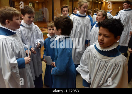 Wells Cathedral Choir Chorknaben vorbereiten Evensong am Ostersonntag in der Song-Schule in der Wells Cathedral. Stockfoto