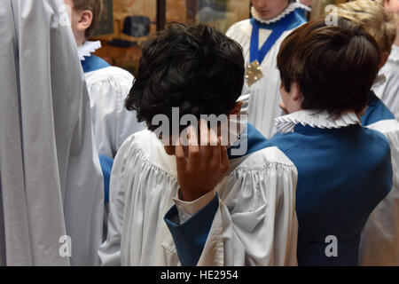 Wells Cathedral Choir Chorknaben vorbereiten Evensong am Ostersonntag in der Song-Schule in der Wells Cathedral. Stockfoto