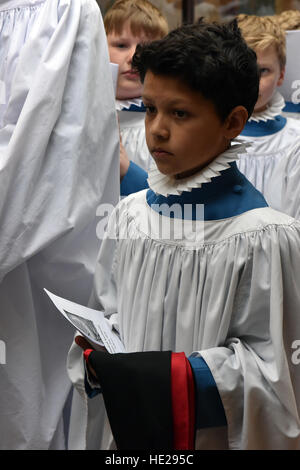 Wells Cathedral Choir Chorknaben vorbereiten Evensong am Ostersonntag in der Song-Schule in der Wells Cathedral. Stockfoto