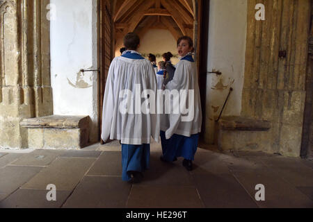 Chorsänger aus Wells Cathedral Choir in Mönchskutten und Surplices entlang Klöster nach Evensong am Ostersonntag. Stockfoto