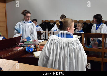 Wells Cathedral Chor Chorsänger Proben für Evensong am Ostersonntag in der Song-Schule in der Wells Cathedral. Stockfoto