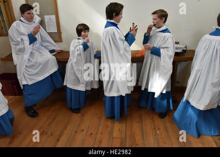 Wells Cathedral Chor Chorsänger Proben für Evensong am Ostersonntag in der Song-Schule in der Wells Cathedral. Stockfoto