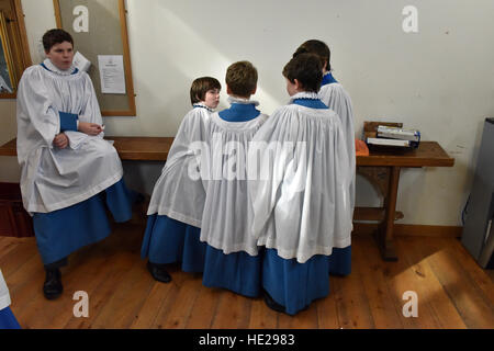 Wells Cathedral Chor Chorsänger Proben für Evensong am Ostersonntag in der Song-Schule in der Wells Cathedral. Stockfoto