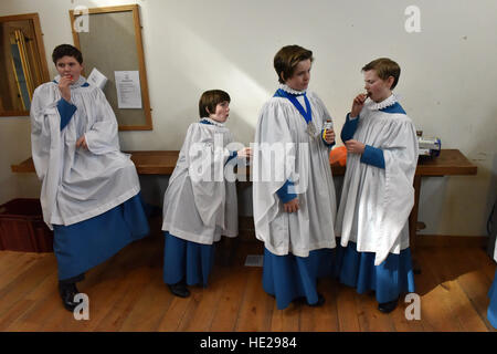 Wells Cathedral Chor Chorsänger Proben für Evensong am Ostersonntag in der Song-Schule in der Wells Cathedral. Stockfoto