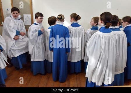 Wells Cathedral Chor Chorsänger Proben für Evensong am Ostersonntag in der Song-Schule in der Wells Cathedral. Stockfoto