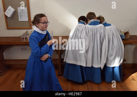 Wells Cathedral Chor Chorsänger Proben für Evensong am Ostersonntag in der Song-Schule in der Wells Cathedral. Stockfoto