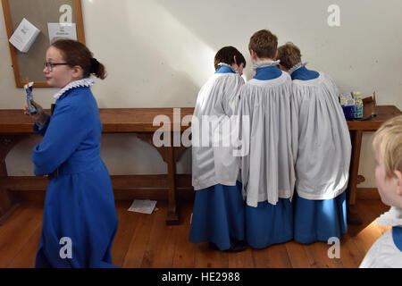 Wells Cathedral Chor Chorsänger Proben für Evensong am Ostersonntag in der Song-Schule in der Wells Cathedral. Stockfoto