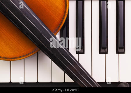 Sehr alte Geige, liegend auf dem Klavier Stockfoto