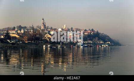 Zemun, Serbien - Blick auf Gardoš am Ufer der Donau an einem nebligen Wintertag Stockfoto