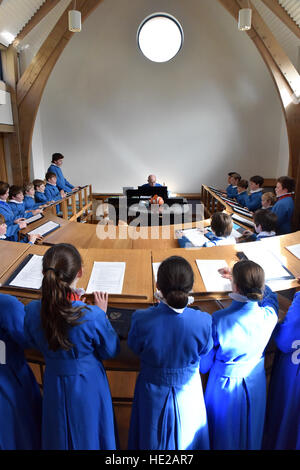 Chorsänger aus Wells Cathedral Choir am Ostersonntag vorbereiten Evensong, üben im Lied Schule Wells Cathedral. Stockfoto