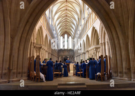 Großer Chor von Wells Cathedral Choir am Ostersonntag und Proben für Abendandacht im Kirchenschiff bei Wells Cathedral. Stockfoto