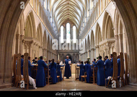 Großer Chor von Wells Cathedral Choir am Ostersonntag und Proben für Abendandacht im Kirchenschiff bei Wells Cathedral. Stockfoto