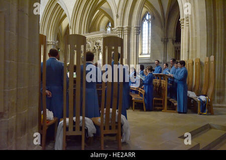 Großer Chor von Wells Cathedral Choir am Ostersonntag Proben für Abendandacht im Kirchenschiff bei Wells Cathedral. Stockfoto