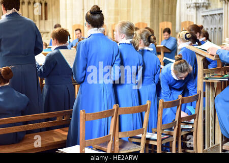 Chorsänger aus Wells Cathedral Choir am Ostersonntag Proben für Abendandacht im Kirchenschiff bei Wells Cathedral. Stockfoto