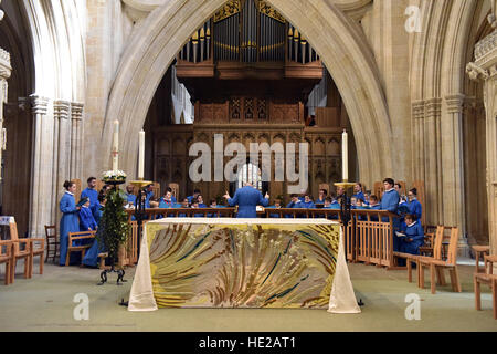 Großer Chor von Wells Cathedral Choir am Ostersonntag Proben für Abendandacht im Kirchenschiff, Wells Cathedral. Stockfoto