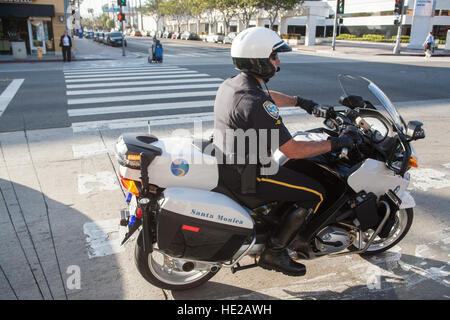 Los Angeles Polizei Department.LAPD.Police Mann Offizier auf dem Motorrad unterwegs in Santa Monica, Los Angeles,L.A., California, USA, Vereinigte Staaten von Amerika. Stockfoto