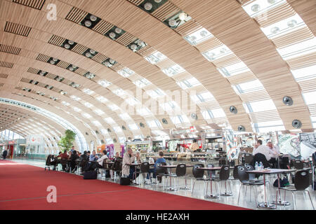 Abflug, Terminal, Kaffee, Shop, Café, Charles de Gaulle, CDG, Flughafen, Terminal 2E, gestaltet von Paul Andreu. Paris, Frankreich. Stockfoto
