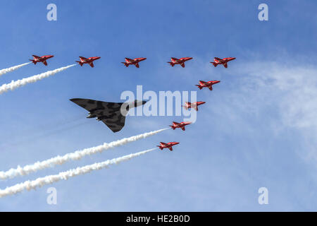 Die RAF Avro Vulcan Bomber XH558 mit den roten Pfeilen Vulcan Tribut Formation um die Vulkanier letzten Flug feiern Stockfoto