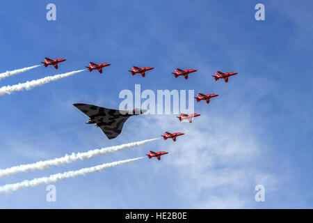 Die RAF Avro Vulcan Bomber XH558 mit den roten Pfeilen Vulcan Tribut Formation um die Vulkanier letzten Flug feiern Stockfoto