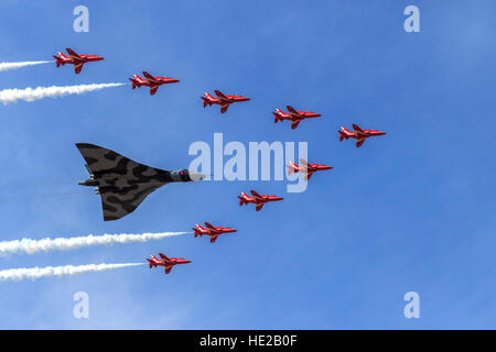 Die RAF Avro Vulcan Bomber XH558 mit den roten Pfeilen Vulcan Tribut Formation um die Vulkanier letzten Flug feiern Stockfoto