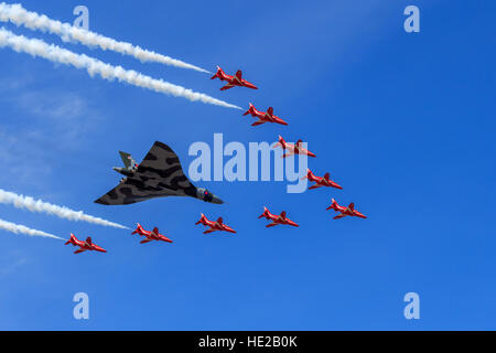 Die RAF Avro Vulcan Bomber XH558 mit den roten Pfeilen Vulcan Tribut Formation um die Vulkanier letzten Flug feiern Stockfoto