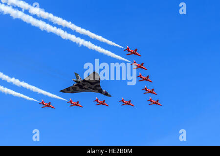 Die RAF Avro Vulcan Bomber XH558 mit den roten Pfeilen Vulcan Tribut Formation um die Vulkanier letzten Flug feiern Stockfoto