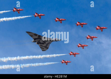 Die RAF Avro Vulcan Bomber XH558 mit den roten Pfeilen Vulcan Tribut Formation um die Vulkanier letzten Flug feiern Stockfoto