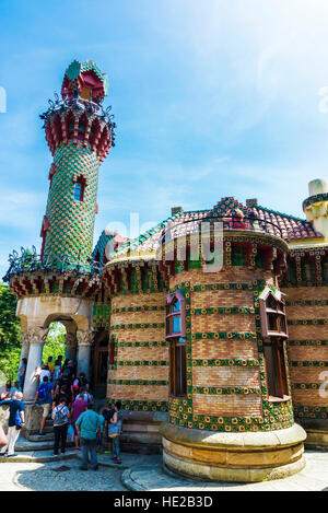 Palast von El Capricho oder Villa Quijano von dem Architekten Gaudi im modernistischen Stil mit Touristen in das Dorf Comillas Stockfoto