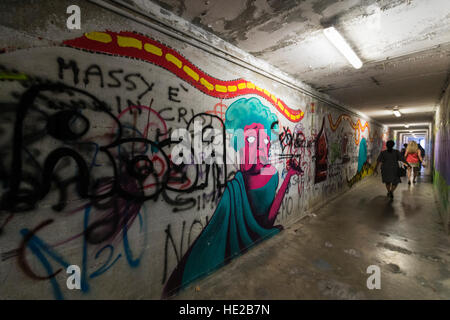 Graffiti in einer unter durchlaufen die Stadtmauern, Volterra, Toskana, Italien. Stockfoto