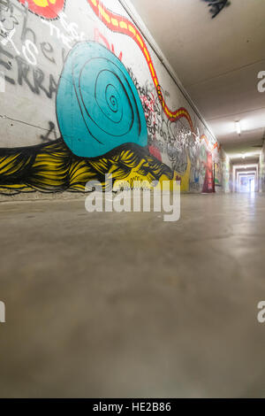 Graffiti in einer unter durchlaufen die Stadtmauern, Volterra, Toskana, Italien. Stockfoto