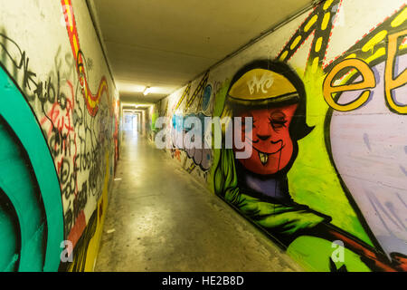 Graffiti in einer unter durchlaufen die Stadtmauern, Volterra, Toskana, Italien. Stockfoto