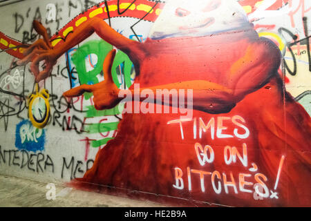 Graffiti in einer unter durchlaufen die Stadtmauern, Volterra, Toskana, Italien. Stockfoto