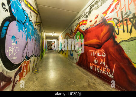 Graffiti in einer unter durchlaufen die Stadtmauern, Volterra, Toskana, Italien. Stockfoto