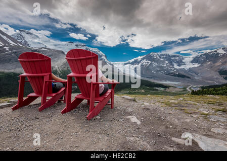 Hinter Blick auf zwei Leute sitzen in rote Stühle auf Trail Stockfoto