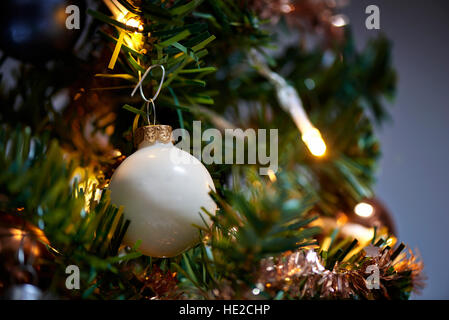 Frohe Weihnachten mit Bällen und auf Baum, Weihnachtsbaum Lichter funkeln Stockfoto