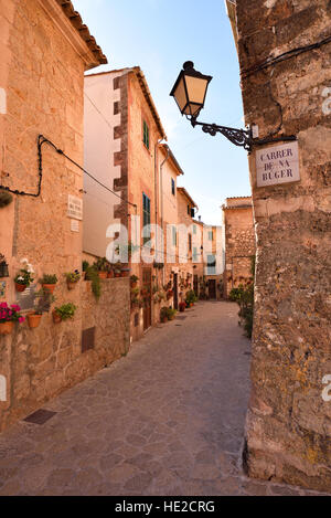 Gasse in der historischen Dorf Valldemossa auf Mallorca, Spanien Stockfoto