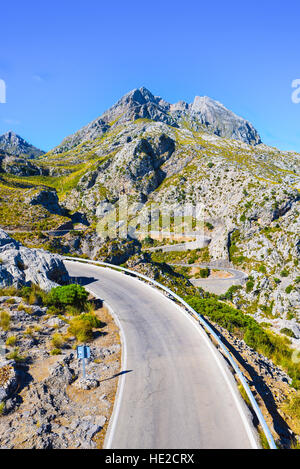 Kurvenreiche Straße absteigend durch Berge in Sa Calobra auf der Insel Mallorca Stockfoto